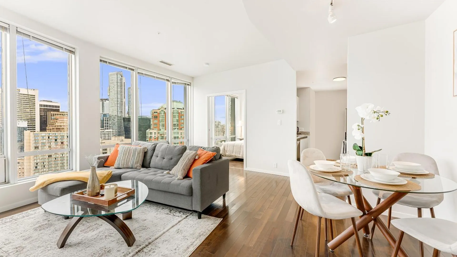 Urban Oasis 2 Bedroom Apartment With City And Mountain Views In Downtown Haven Vancouver