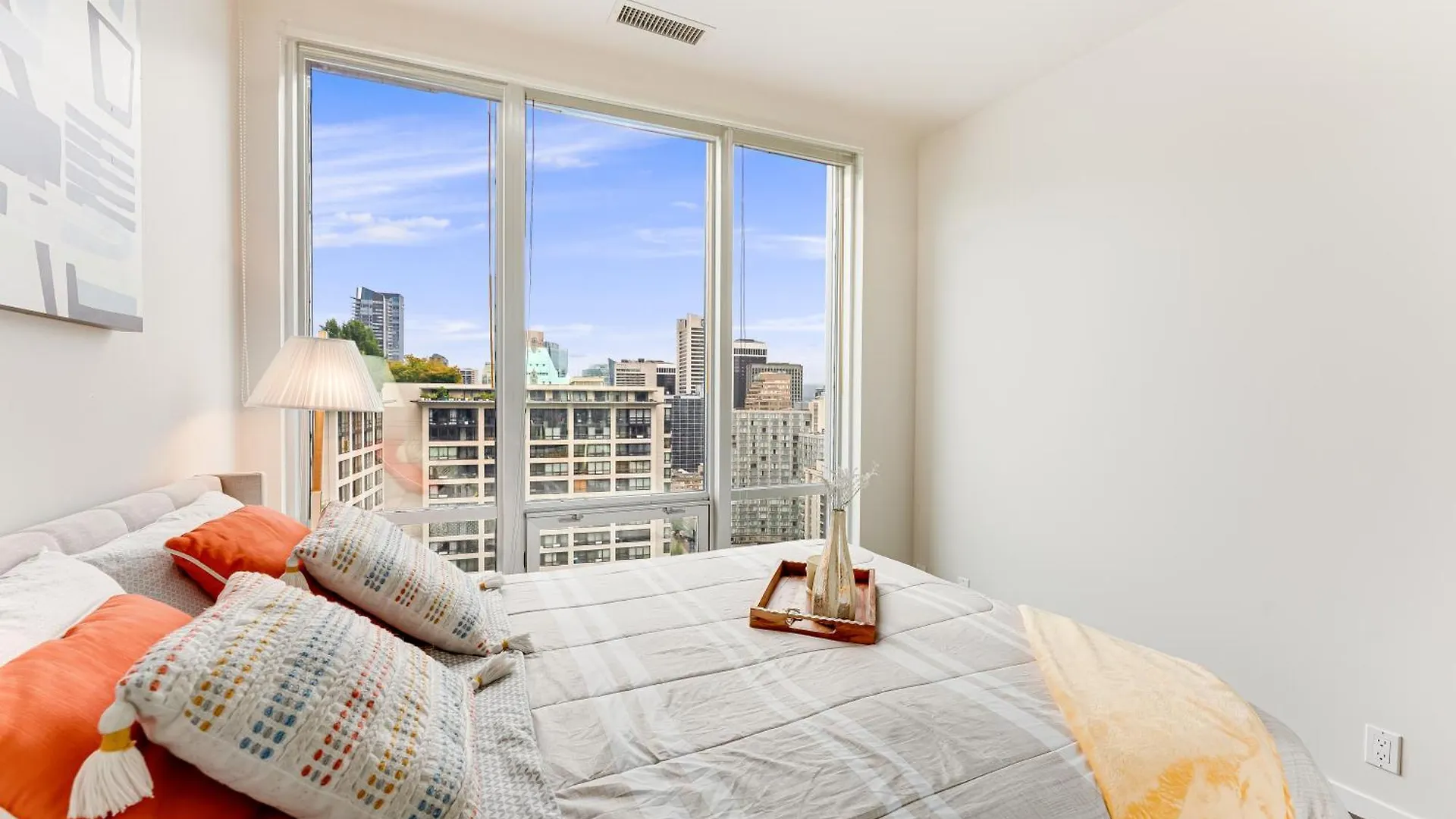 Urban Oasis 2 Bedroom Apartment With City And Mountain Views In Downtown Haven Vancouver 0*,